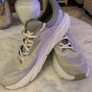 Hoka Sneakers Arahi7 Oatmeal color and white men’s size 12D